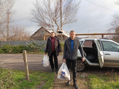 В День Конституции РФ активисты "Единой России" вручили гуманитарную помощь жителям с. Малокаховка