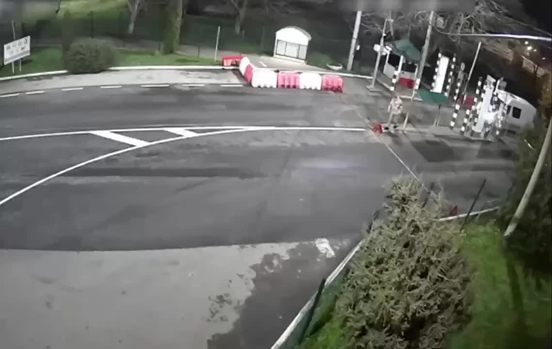 Два майора: Украинец на мотоцикле решил прорваться в Евросоюз и попытался протаранить КПП «Порубное» на границе с Румынией