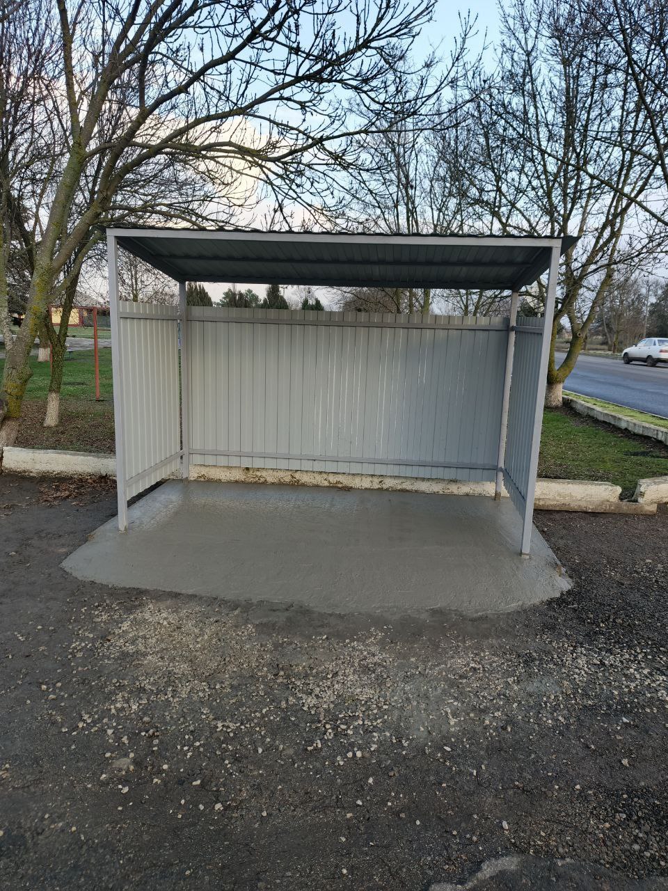 Евгения Кузьменко: В селе Александровка сотрудники Новотроицкого жилищно-коммунального предприятия возвели специализированную площадку для контейнеров сбора бытовых отходов (ул