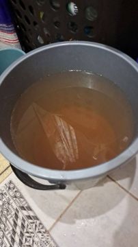 Вот такая вот жидкость течет в Херсоне из кранов, включают воду всего на пару часов в день по расписанию