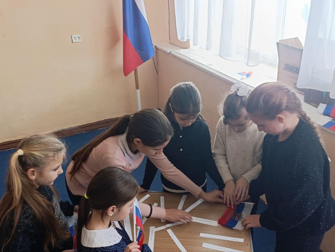 В селе Азовское прошёл информационно-игровой час «По страницам Конституции»