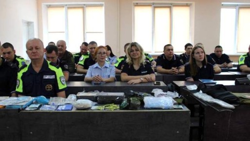 Спасатели в погонах. Как сотрудники Госавтоинспекции спасают жизни людям на дороге Инспекторы ДПС не только контролируют соблюдение правил дорожного движения, пресекают правонарушения и привлекают к ответственности...