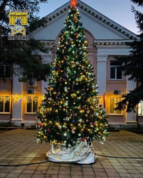 В Верхнерогачикском округе засветилась центральная новогодняя елка