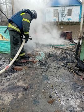 #ОперативкаМЧС84. Огнеборцы ликвидировали пожар в Каховском округе В селе Семеновка на улице Садовой горела хозпостройка на 4-х квадратных метрах