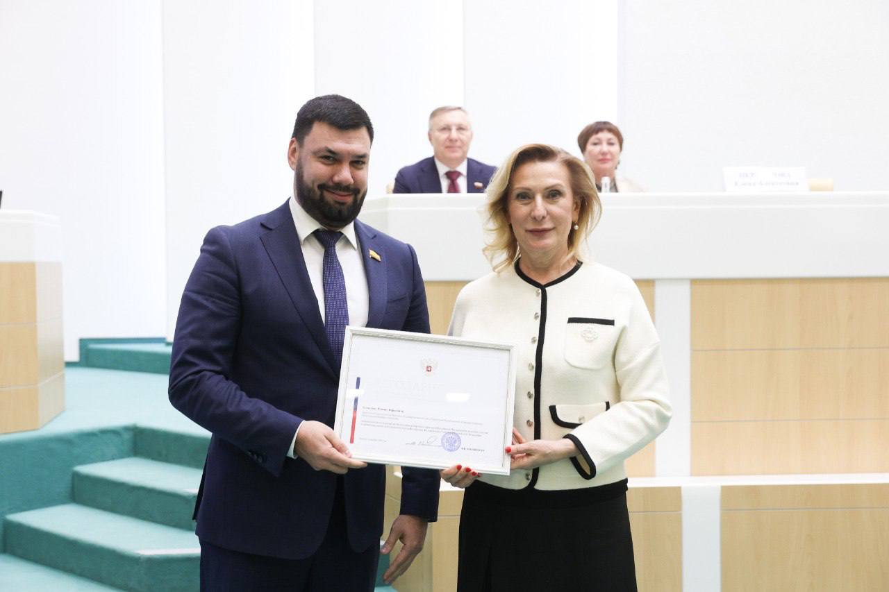 За вклад в молодёжную политику: церемония награждения парламентариев