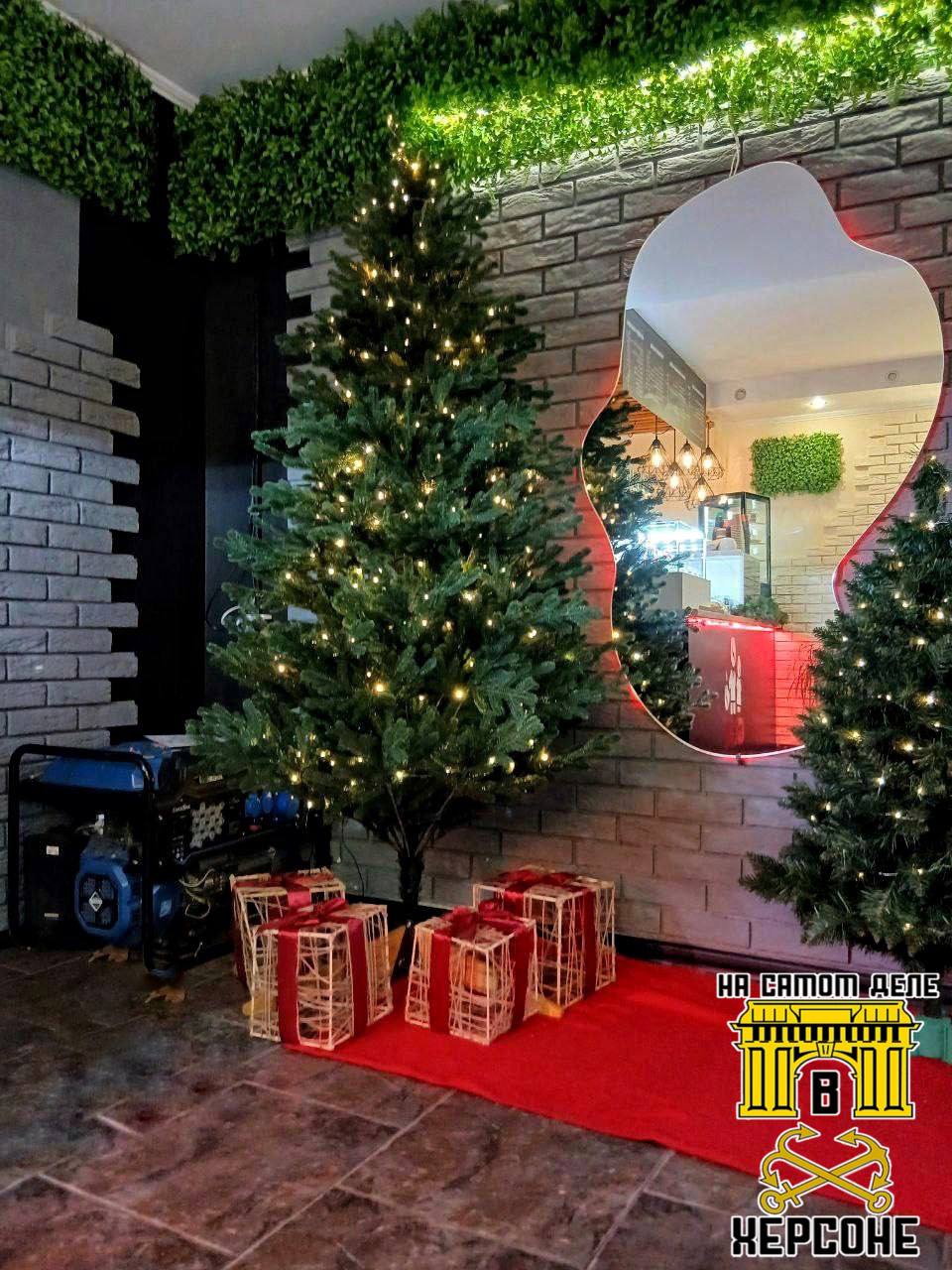 Новогодняя атмосфера?. Херсонские кофейни и кафе устанавливают ёлки, украшают гирляндами и… запасаются генераторами