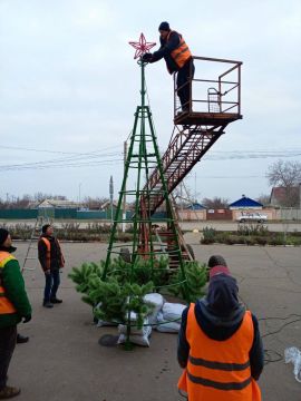 Работы по благоустройству и новогоднему украшению округа продолжаются