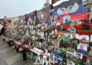 Мы проведали Народный мемориал на Варварке в центре Москвы: к сожалению, скорбных фото стало больше