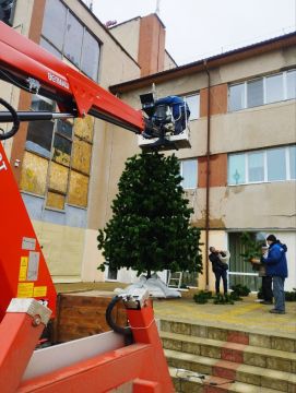 Коммунальные работники Каховки каждое утро выходят на улицы, заботясь о чистоте и благоустройстве города