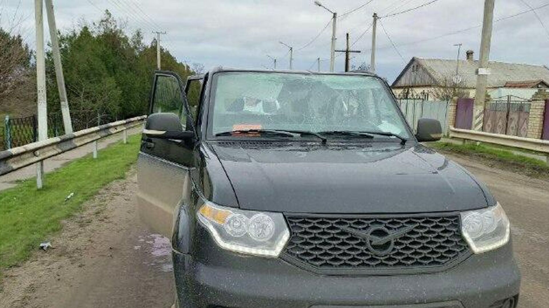 Сегодня украинские дроны совершили террористическую атаку на село Великие Копани Алешкинского округа. При сбросе с дрона на служебный автомобиль Новотроицкого РЭС погиб один энергетик, ещё три работника "Херсонэнерго" получили ранения, сообщил губерн