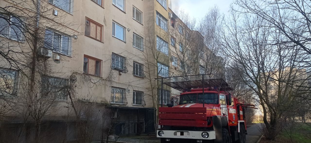#ОперативкаМЧС84. Огнеборцы МЧС Херсонской области ликвидировали пожар в пятиэтажке Сегодня утром поступило сообщение о задымлении из квартиры на пятом этаже на улице Букина в Новой Каховке