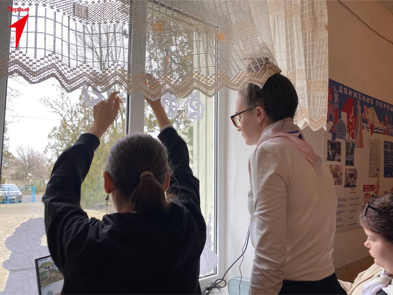 Первые Горностаевской школы украсили окна