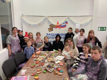 «Мастерская Деда Мороза» – дети ветеранов СВО разукрасили новогодние пряники