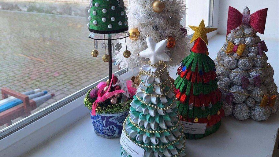 В «Аскания-Нова» детям предложили поставить букеты вместо новогодней елки