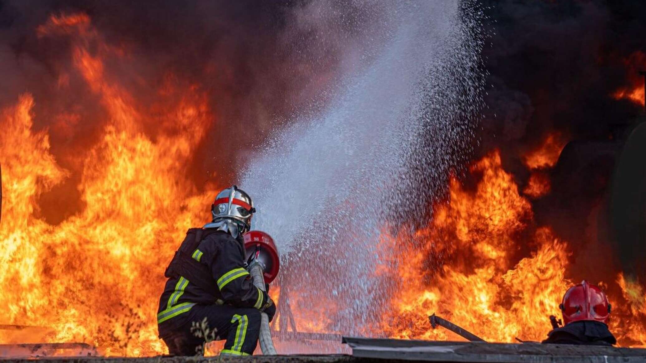 Мощные прилеты по Одессе: в порту Южный пылает пожар
