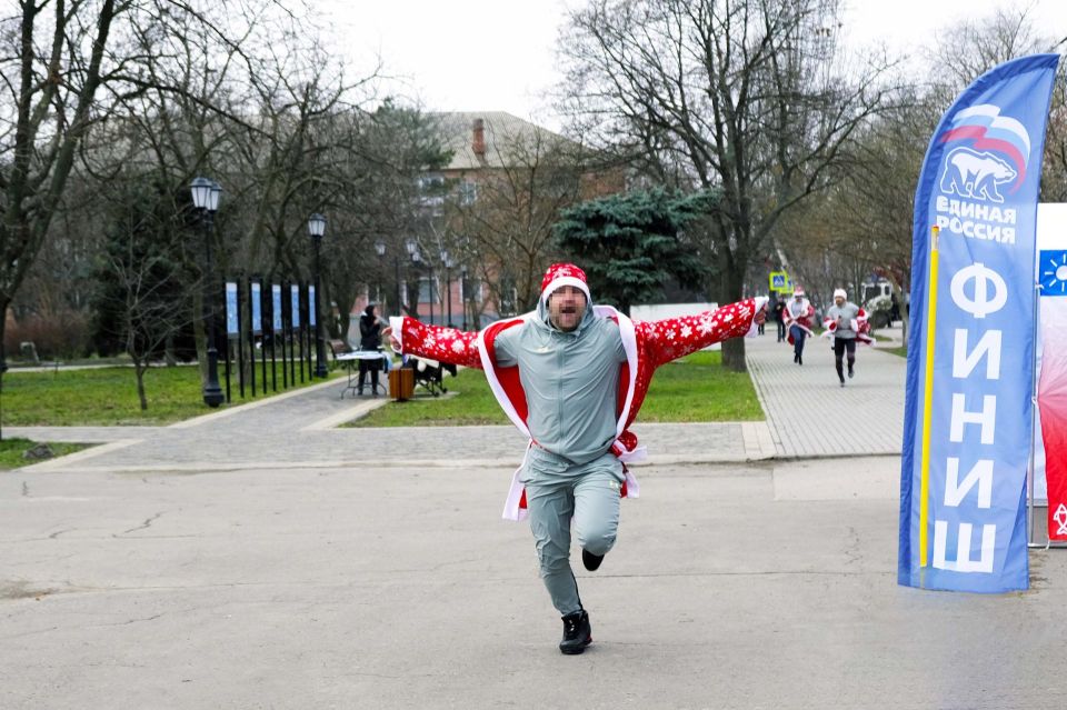 Росгвардейцы поддержали новогодний забег в Херсонской области