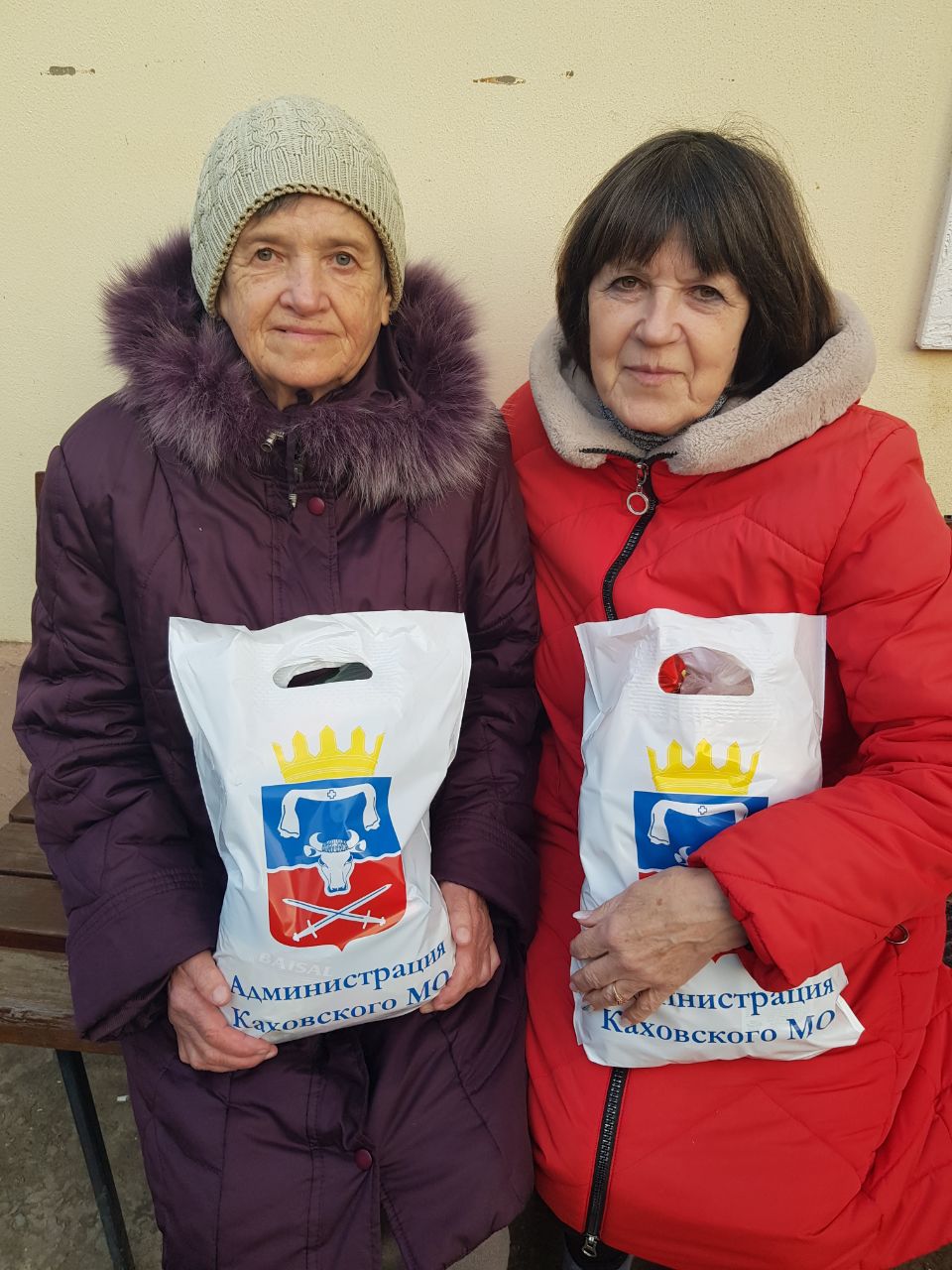 Нуждающимся жителям Каховки доставили на дом гуманитарную помощь