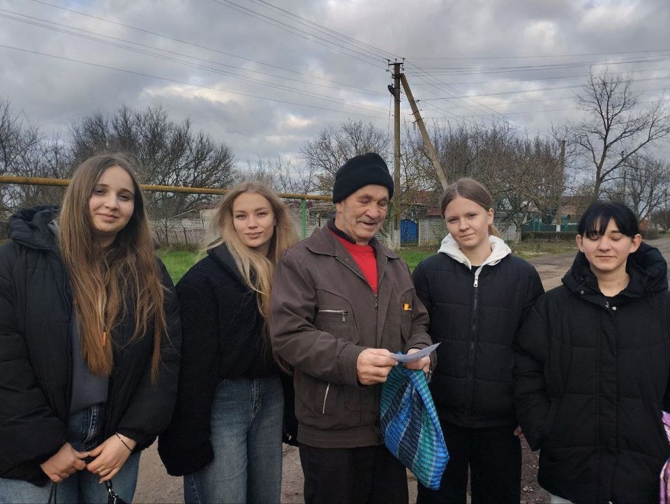 Сердца, полные добра: школьники-волонтеры дарят тепло и заботу в преддверии Дня Святого Николая!