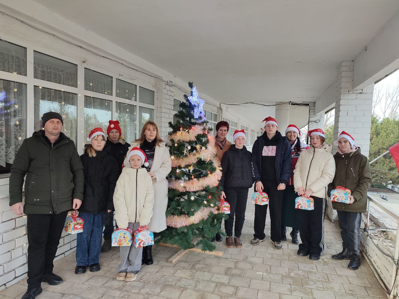 Сотрудники Крестовского территориального отдела поздравили детей с наступающими праздниками