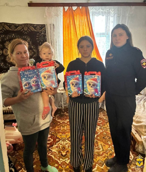 «Полицейский Дед Мороз» продолжает поздравлять детей Херсонской области с предстоящим Новым годом