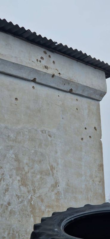 В Каховке после обстрела со стороны украинской армии произошло возгорание на складском помещении, а также в заброшенном частном доме