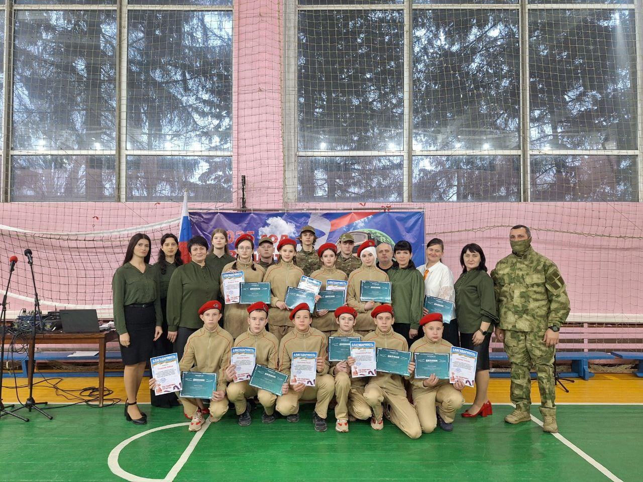В Чаплинской школе №1 состоялась торжественная линейка, посвященная закрытию Года Защитника Отечества