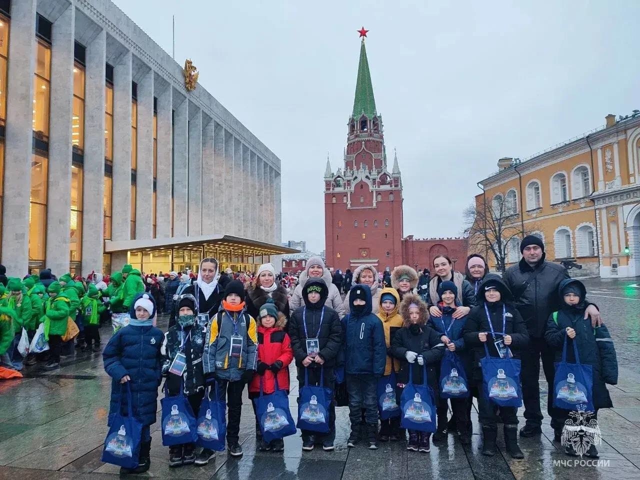 Дети сотрудников МЧС России из приграничных и новых регионов посетили Кремлевскую ёлку