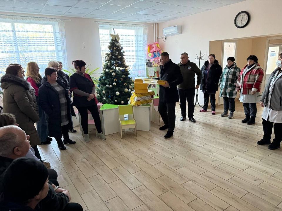 «Единая Россия» поздравила с наступающим Новым годом медиков в Нижнесерогозском округе