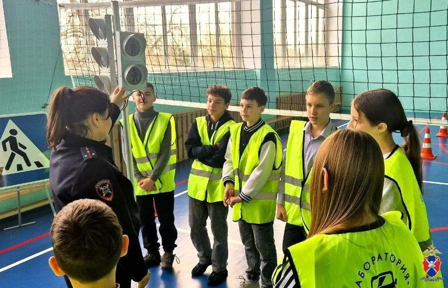 В Генической школе № 3 сотрудники Госавто провели занятие на базе мобильного комплекса «Лаборатория безопасности»