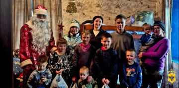 В рамках акции «Полицейский Дед Мороз» стражи порядка в праздничных костюмах посетили семьи в Геническом округе