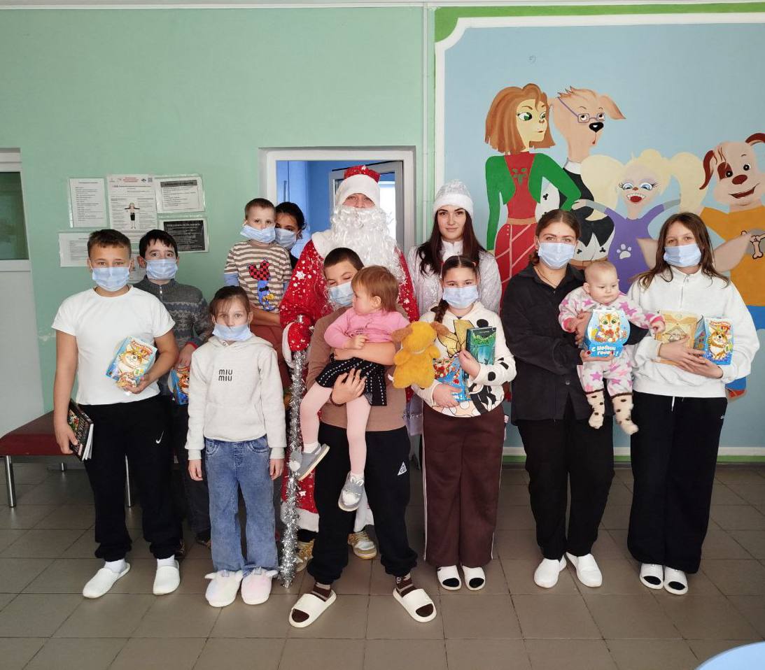 Новый год пришел в детские отделения Чаплинской и Новотроицкой больниц