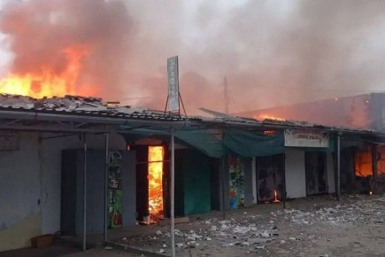 В Новой Каховке после обстрела ВСУ горят торговые помещения