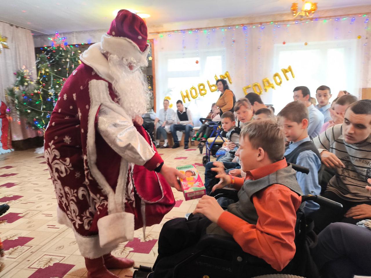 Новогодние чудеса привезли из Алешкинского округа Дед Мороз и Снегурочка ребятам из детского дома-интерната