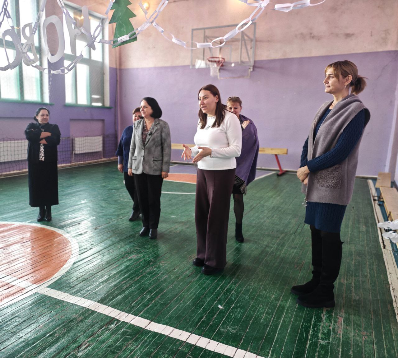 Евгения Кузьменко: С начальником отдела внутренней и молодежной политики Администрации Новотроицкого муниципального округа Крышко Татьяной Анатольевной посетили Метропольскую школу