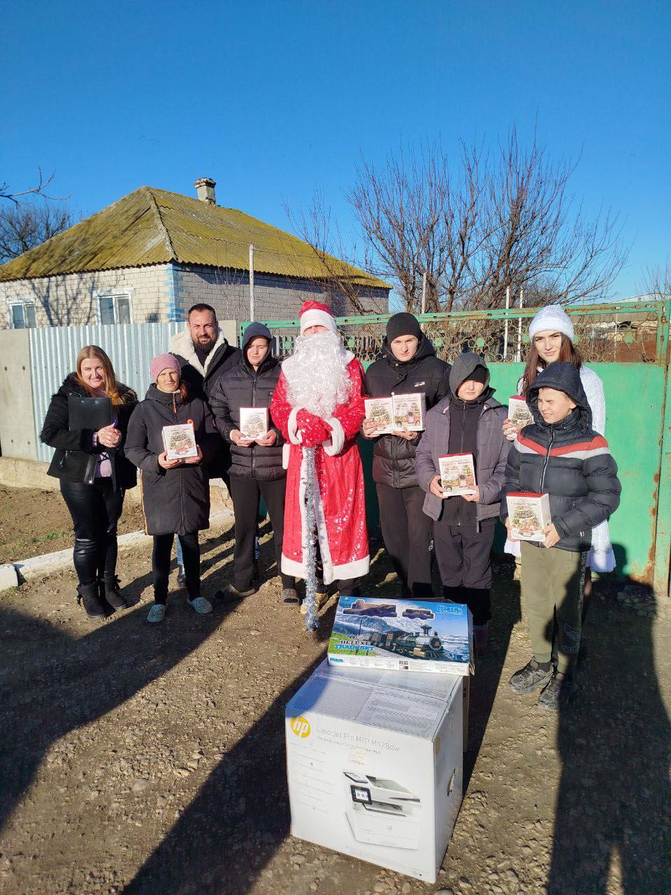 Новый год заглянул в каждый уголок: едем в гости к большой семье!
