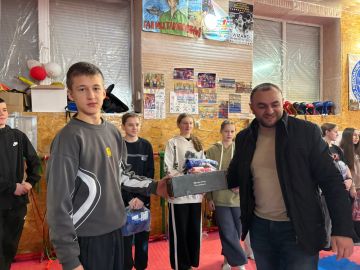 Юные спортсмены из Новой Каховки получили подарки от компании "ДСК-ЮГ", сообщил Владимир Сальдо