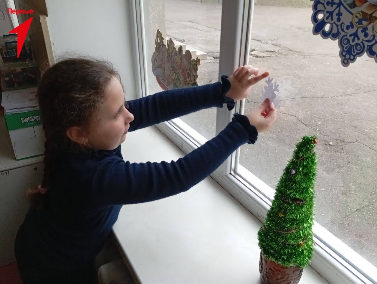 Первые Нижнесерогозского округа украшают окна школ