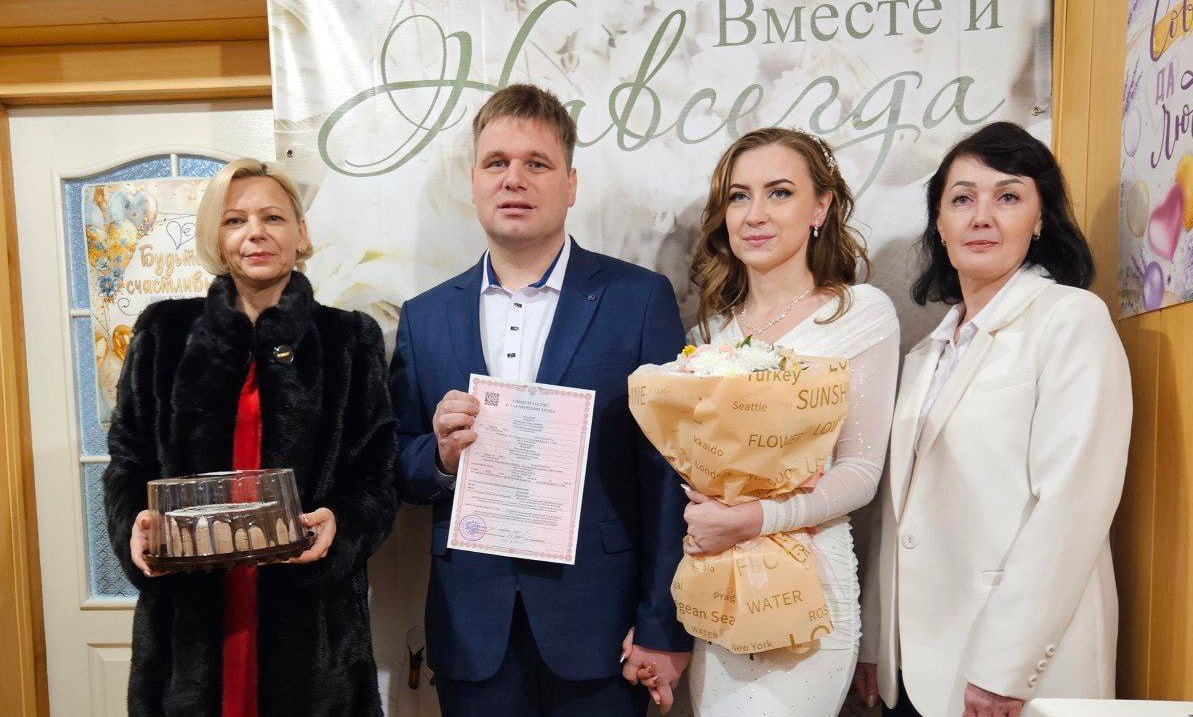 Глава Чаплинского муниципального округа, секретарь местного отделения партии "Единая Россия" поздравила молодожёнов с бракосочетанием