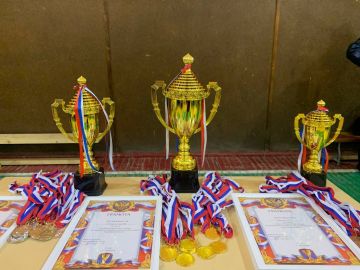 Волейбольный финал года: семь команд бились за новогодний кубок!