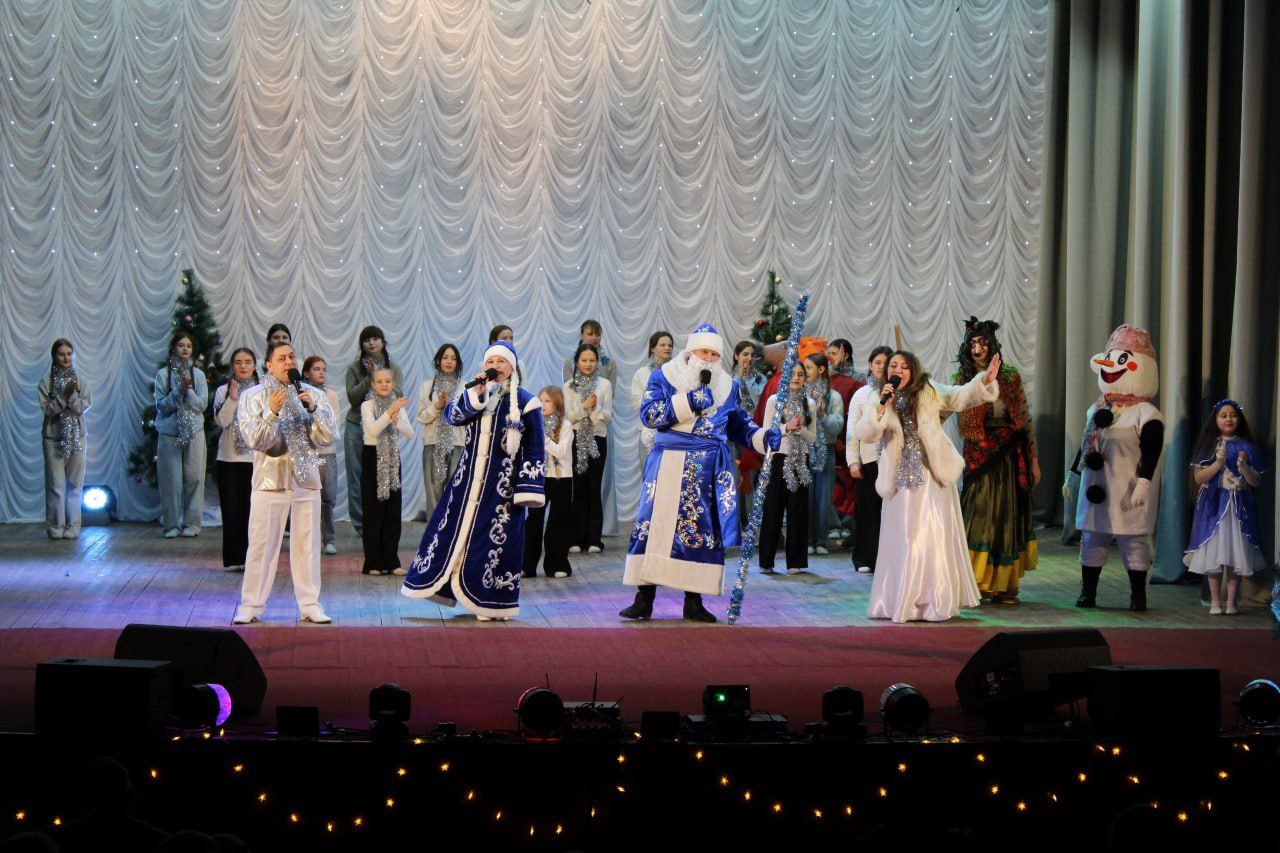 Ольга Осипенко: В преддверии Нового года организовали для деток Новотроицкого округа настоящий праздник: с Дедом Морозом и Снегурочкой, концертной программой, вручением подарков