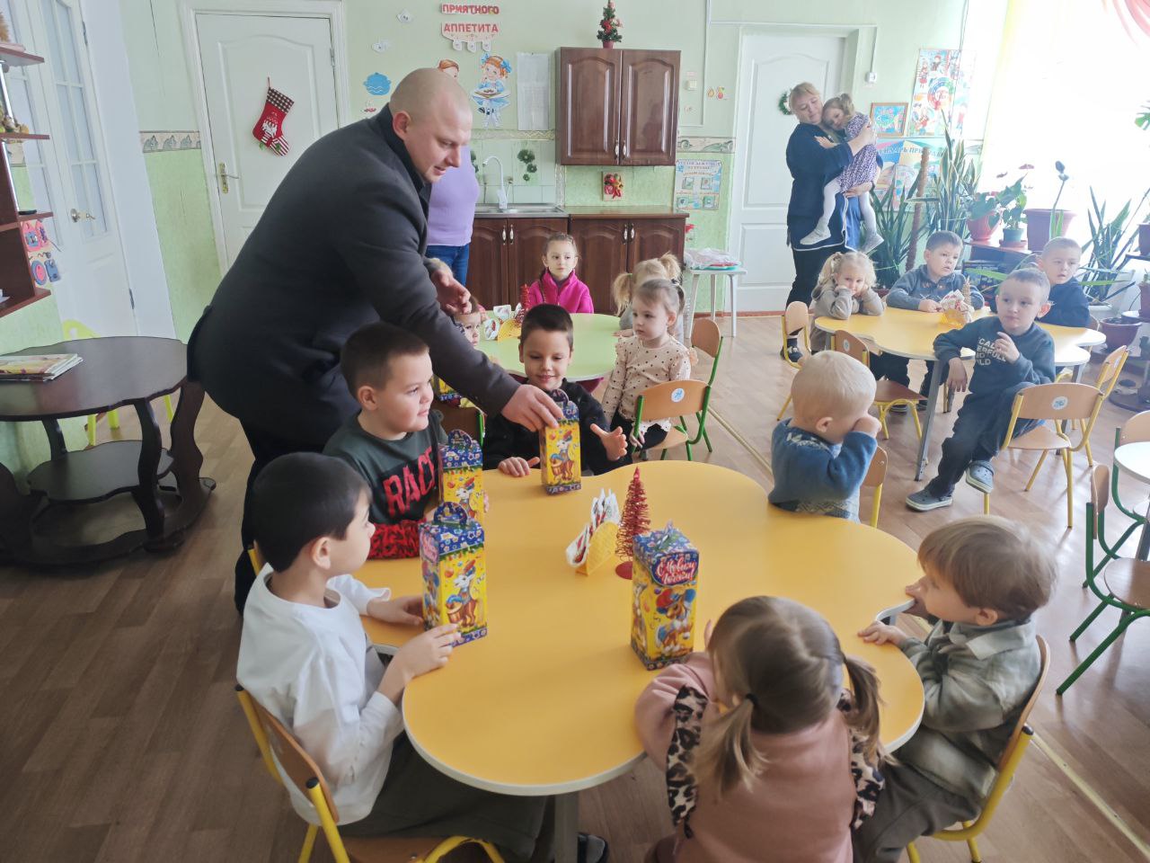 Администрация Новотроицкого муниципального округа доставила подарки в дошкольные учреждения