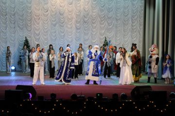 Ольга Осипенко: В преддверии Нового года организовали для деток Новотроицкого округа настоящий праздник: с Дедом Морозом и Снегурочкой, концертной программой, вручением подарков