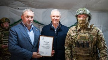 Владимир Сальдо вместе с Константином Басюком навестил добровольцев-маргеловцев из БАРС-33 и поздравил их с наступающим Новым годом