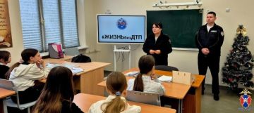 Геническом округе Херсонской области сотрудники Госавтоинспекции провели профилактическое мероприятие со школьниками