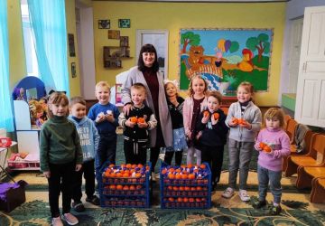 Килограммы мандаринов и другие вкусные новогодние подарки для детей прифронтового округа