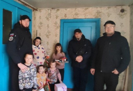 Аварийная бригада из Кабардино-Балкарии поздравила многодетную семью села Красное с наступающим 2026 годом