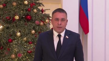 Дорогие друзья, поздравляю вас с наступающим Новым годом! Пусть все ваши добрые мечты сбываются