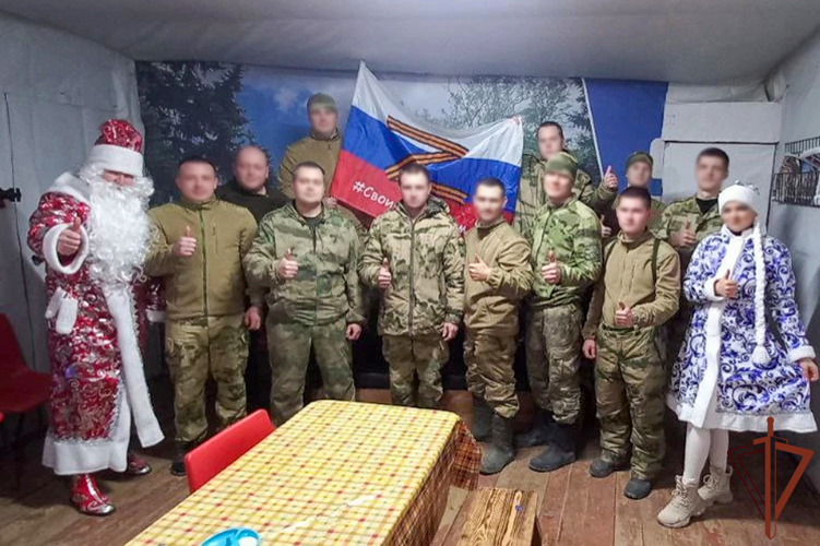 Дед Мороз специального назначения поздравил росгвардейцев в зоне СВО