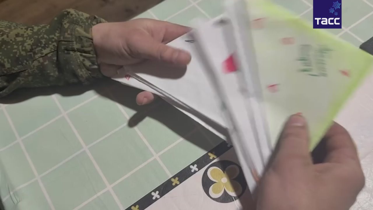 В Херсонской области бойцы ВС РФ украсили блиндажную елку детскими письмами