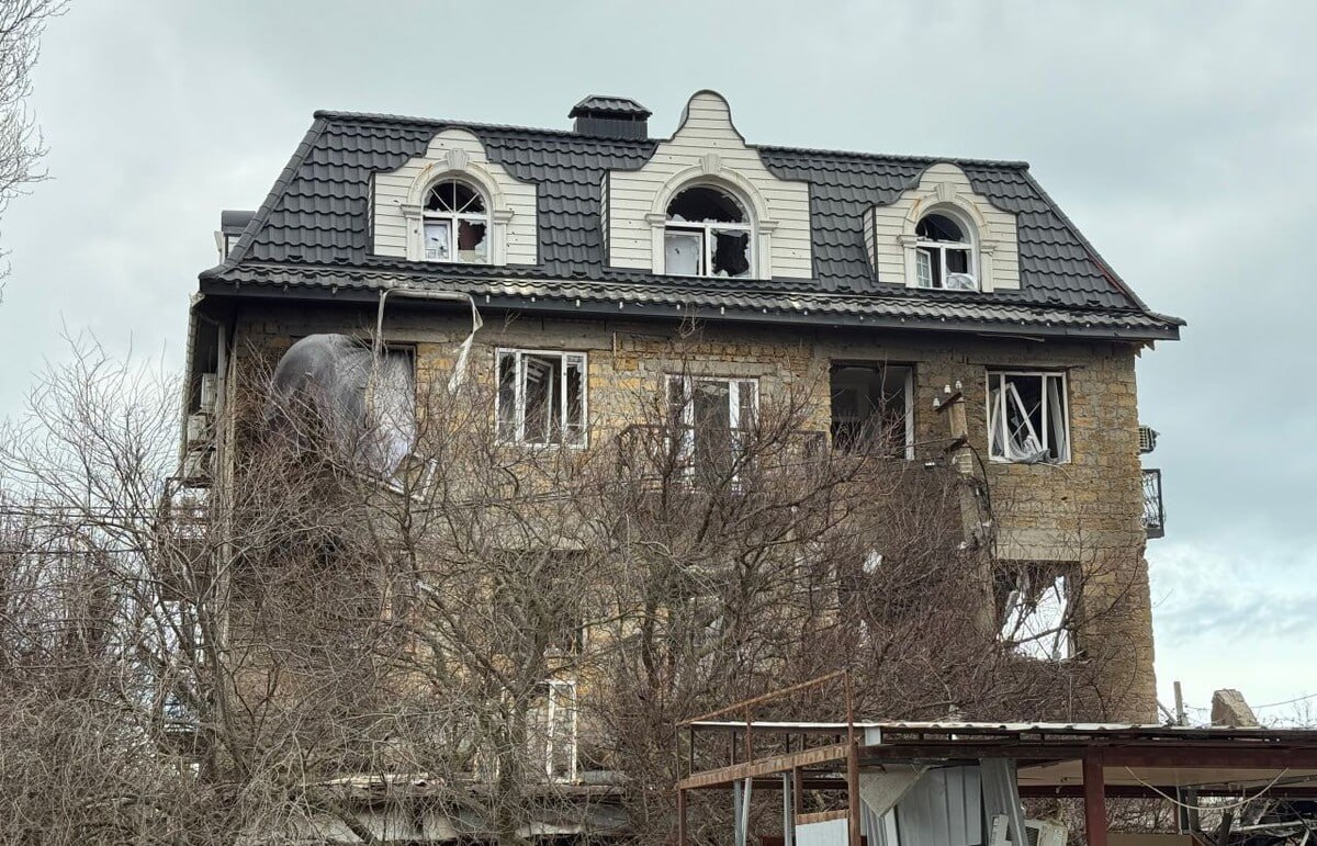 ВСУ трижды атаковали кафе и гостиницу в Хорлах Херсонской области, первым ударом заблокировав главный выход из здания